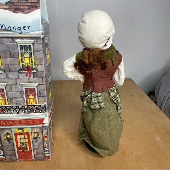 Byers Choice Ltd. The Carolers 2001 Woman Fish Monger Holiday Christmas Figurine - Picture 4 of 7